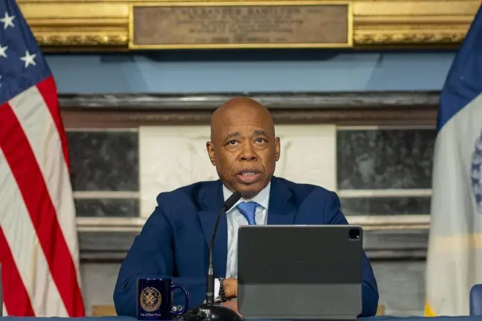 El alcalde de Nueva York dice a inmigrantes que vivan su vida sin temor a ser detenidos