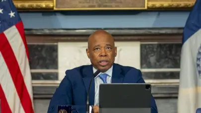 El alcalde de Nueva York dice a inmigrantes que vivan su vida sin temor a ser detenidos