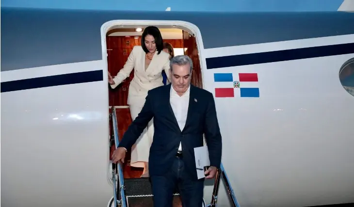 Abinader viajó hoy al Vaticano junto a Raquel Arbaje para asistir al funeral del Papa Francisco