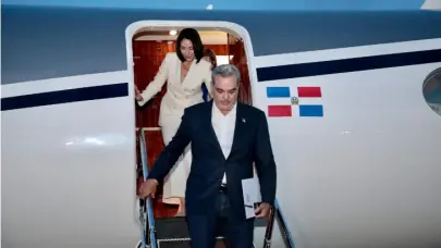 Abinader viaj&oacute; hoy al Vaticano junto a Raquel Arbaje para asistir al funeral del Papa Francisco