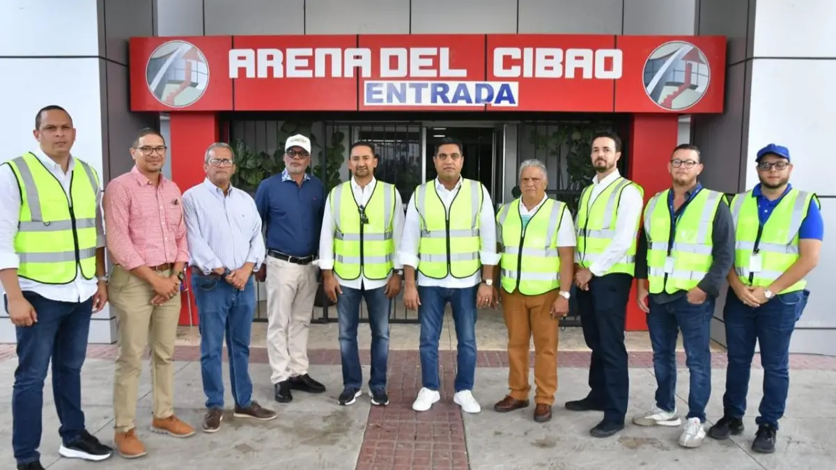 Ministro Kelvin Cruz realiza evaluación del techo de La Gran Arena del Cibao