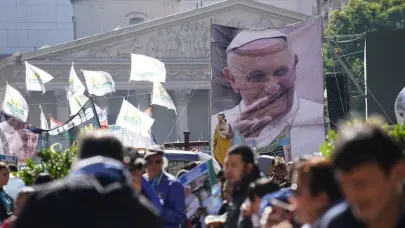 Argentina despide a Francisco con una emotiva misa ante miles de personas en la catedral