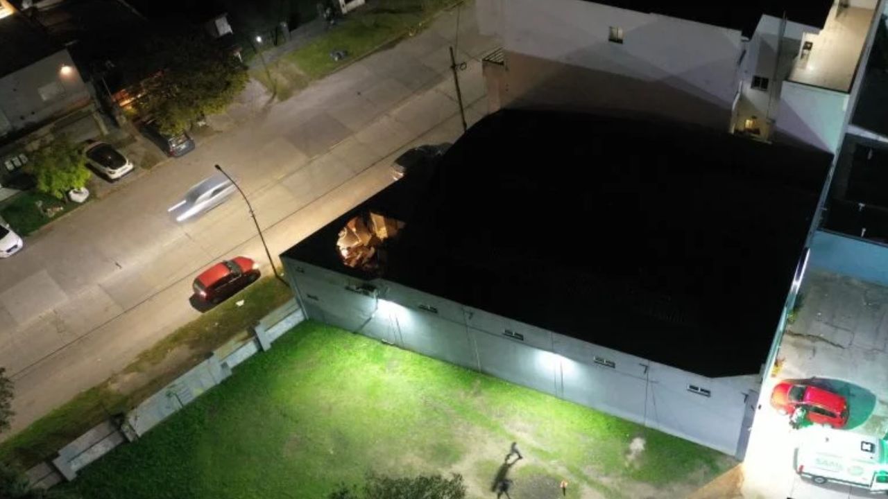 Vista aérea de un edificio de noche con luz.