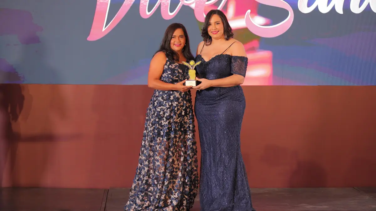 Periodista de Noticias SIN, Aris Beltré, recibe reconocimiento en la Gala “Vive Sano”