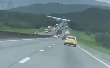 Increíble aterrizaje de emergencia en una autopista