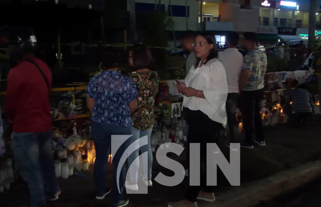 Pese a lluvias, personas llevan flores y velones a la zona cero