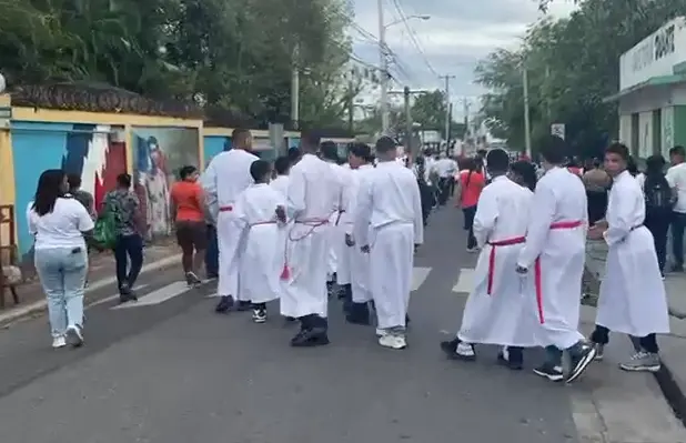 Feligreses abarrotan las calles de Moca en solemne procesión del entierro de Jesús