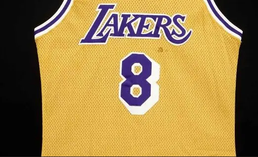 Histórico: jersey del debut de Kobe Bryant con los Lakers se vende por 7 millones de dólares