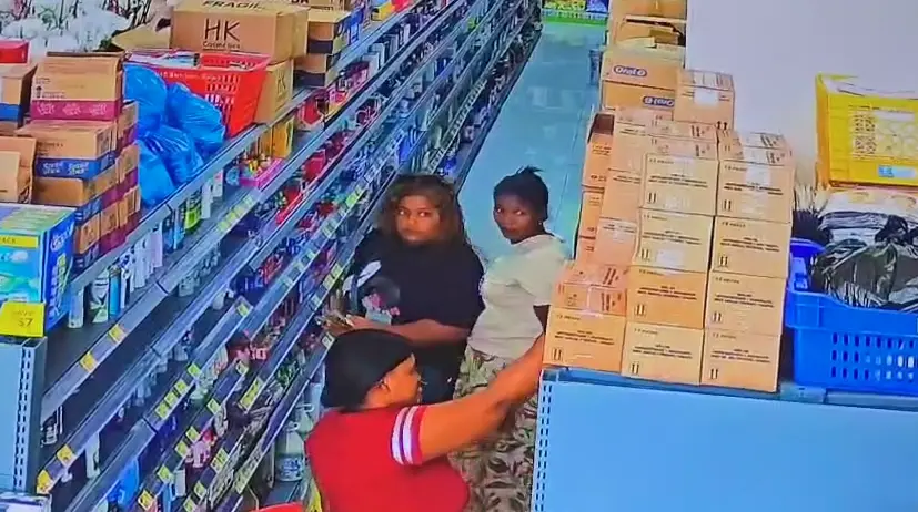 Cámara de vigilancia capta momento en que mujeres roban en tienda de Bayaguana