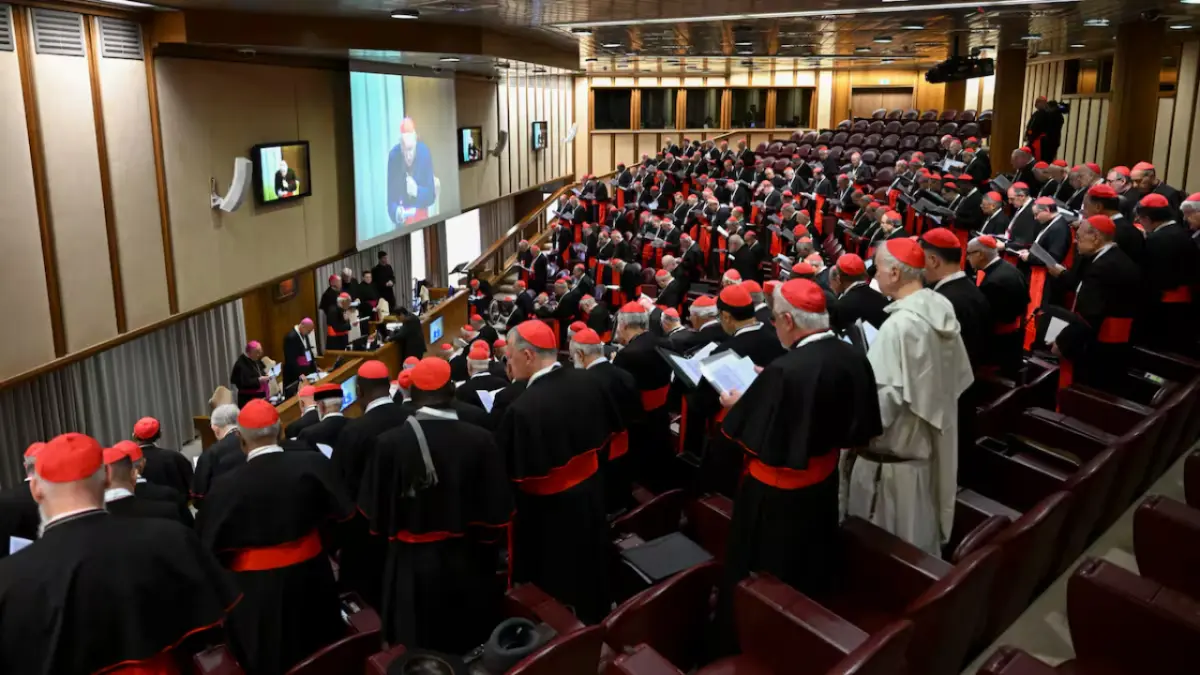 Cardenales electores en el cónclave descienden a 133 por la ausencia de dos por salud