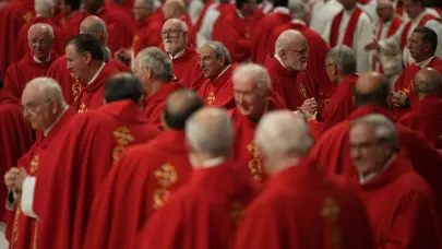 Los cardenales se retiran a almorzar antes de encerrarse en la Capilla Sixtina