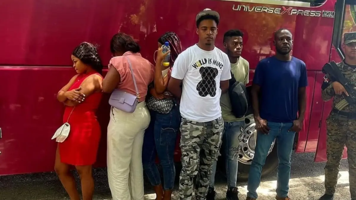 Chofer de autobús del transporte público detenido por transportar indocumentados