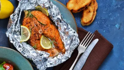 Alimentos que son mejor evitar cocinar en papel aluminio para cuidar tu salud