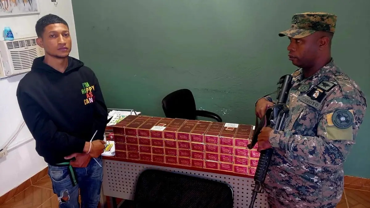 Descubren contrabando de 45,000 cigarrillos en una camioneta de naranjas en Azua y 9,200 en una maleta en SJM