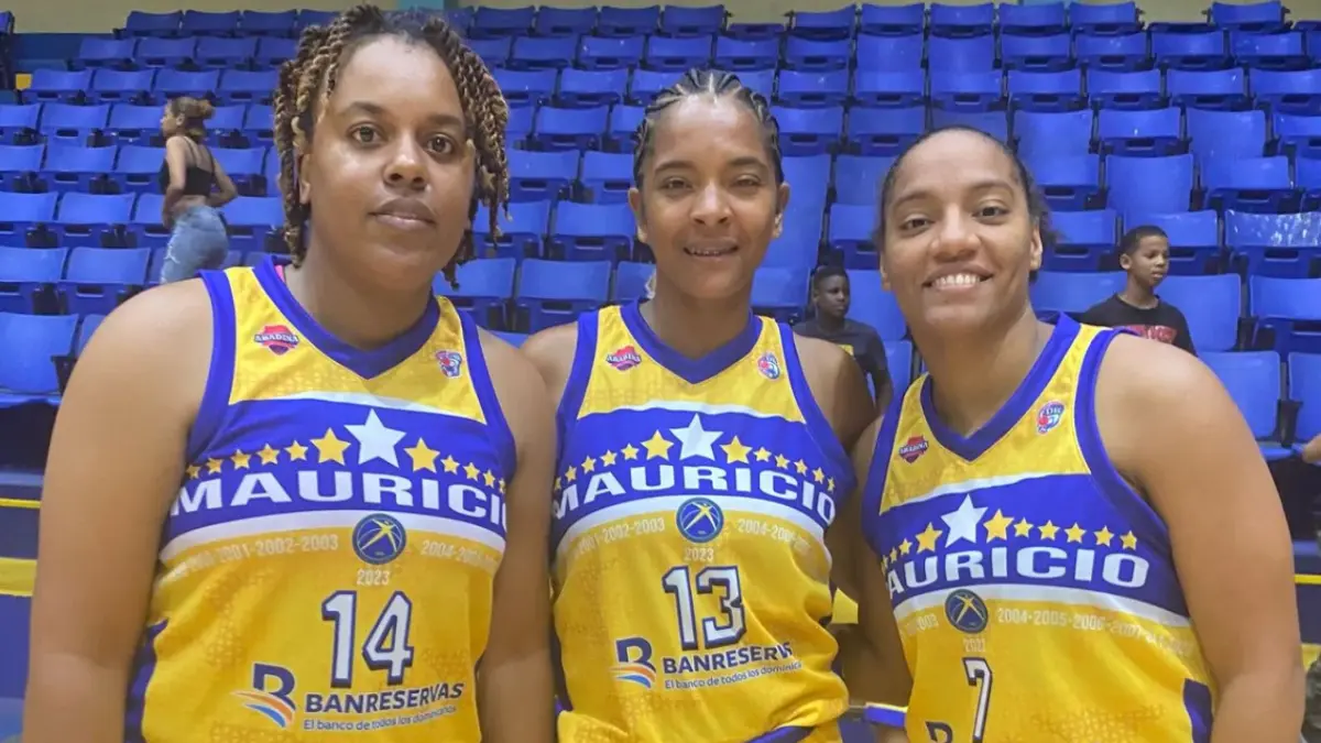 Mauricio Báez y San Carlos triunfan en inicio torneo basket superior femenino distrital