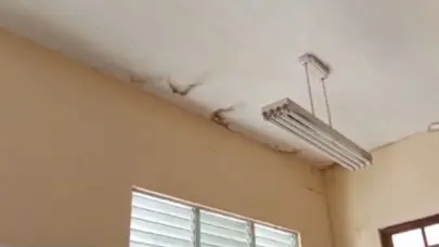 Filtraciones, grietas e inundaciones dificultan la docencia en escuela de Ciencias de Salud de la UASD en Santiago