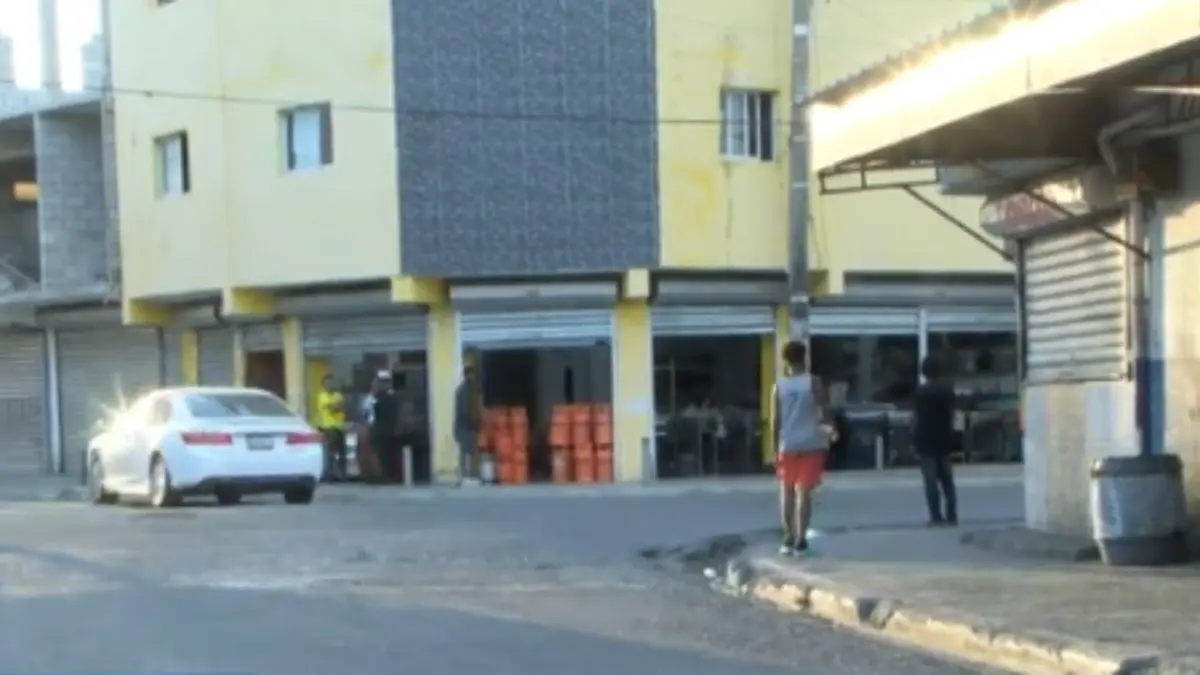 Al menos dos heridos en tiroteo masivo contra una jeepeta en Los Mina