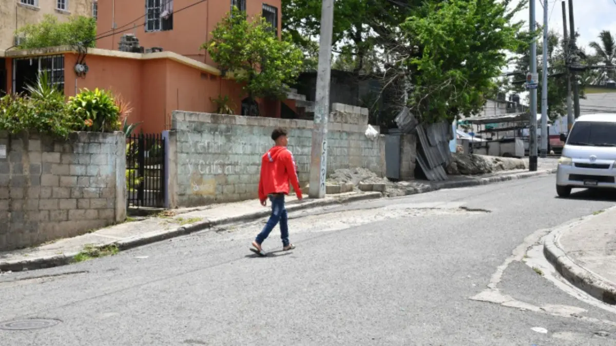 Aterrorizados por delincuentes en Los Cerros del Paraíso en Santo Domingo Norte