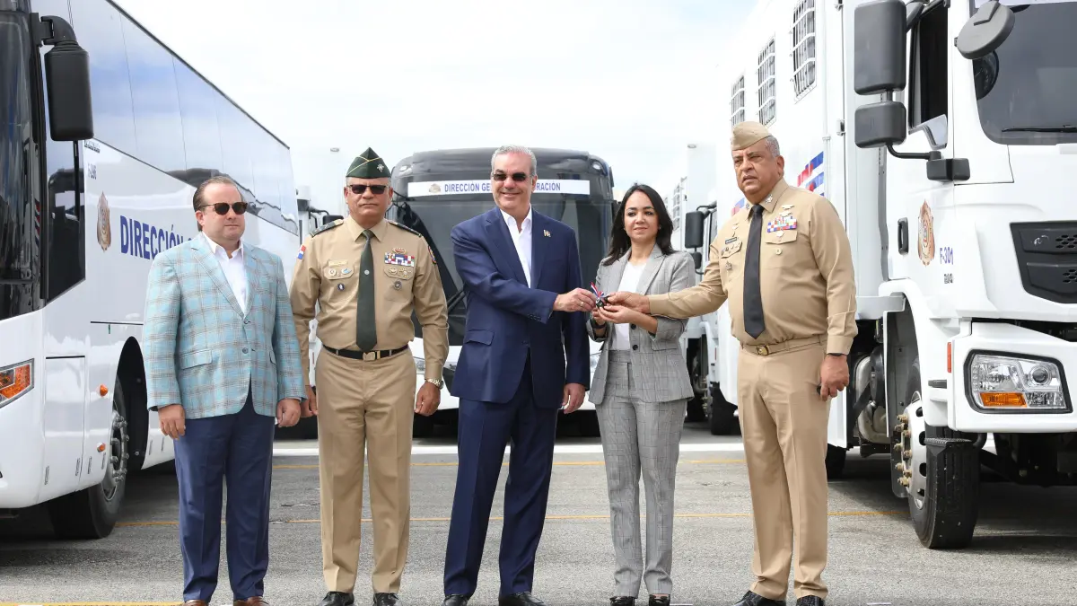 Presidente Abinader entrega 58 vehículos para operativos migratorios
