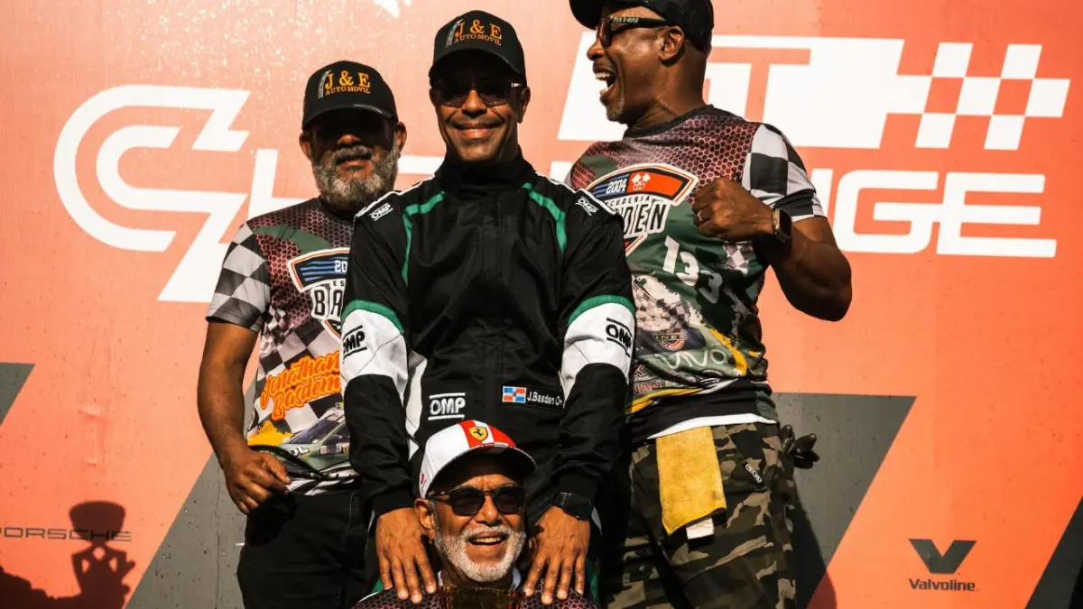 Jonathan Basden se luce en el inicio del campeonato nacional de automovilismo