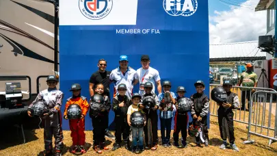 Kyffin Simpson y la FDA entregaron indumentarias de seguridad a niños kartistas