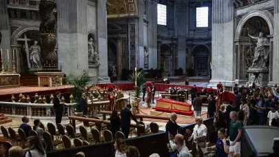 Casi 20.000 personas han pasado ante el f&eacute;retro del papa en su primer d&iacute;a en la bas&iacute;lica