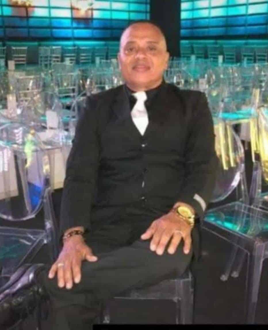 Hombre con traje sentado en restaurante elegante