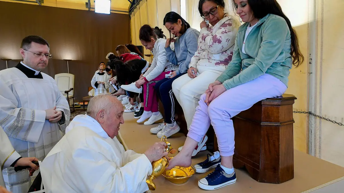 El papa visita una cárcel romana por Jueves Santo durante su convalecencia