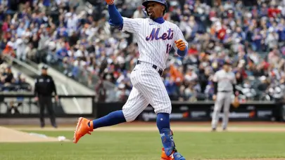 Francisco Lindor pega dos cuadrangulares y mantiene imparables a los Mets