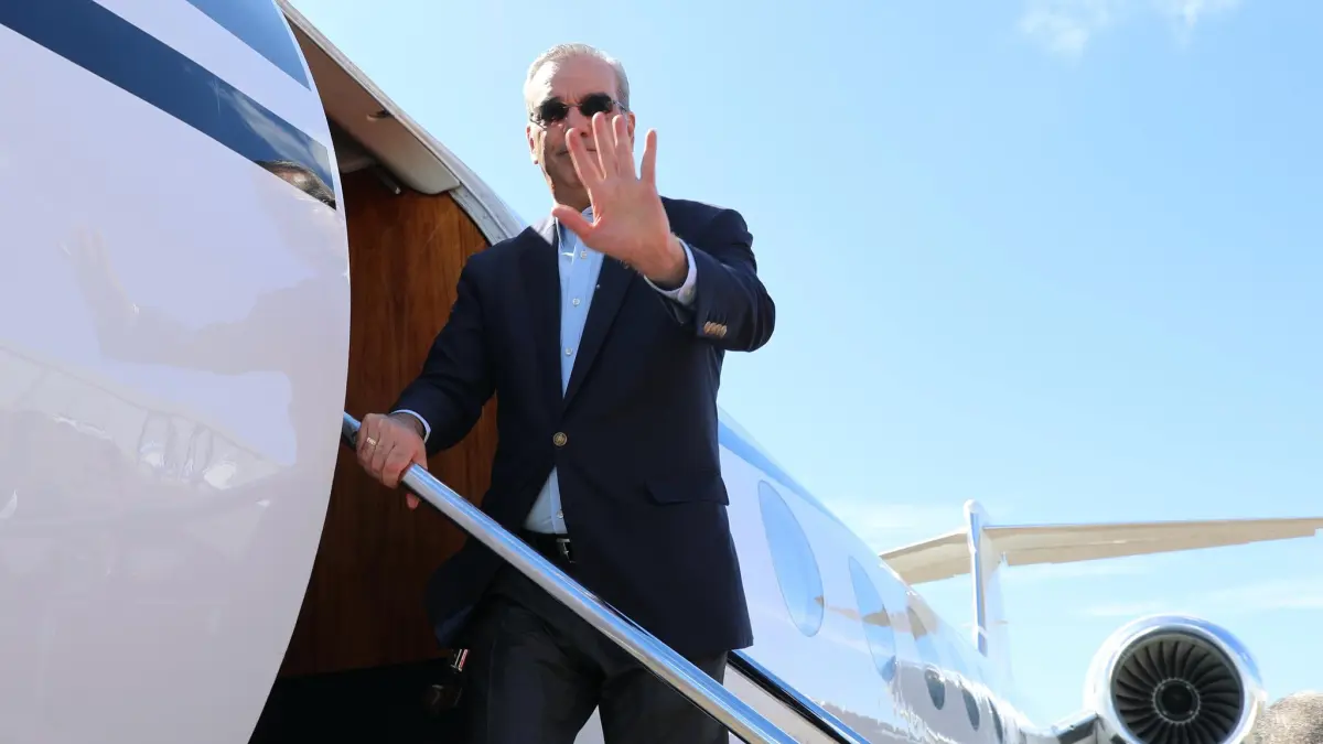 Abinader destaca cualidades del Papa Francisco tras su llegada a Roma