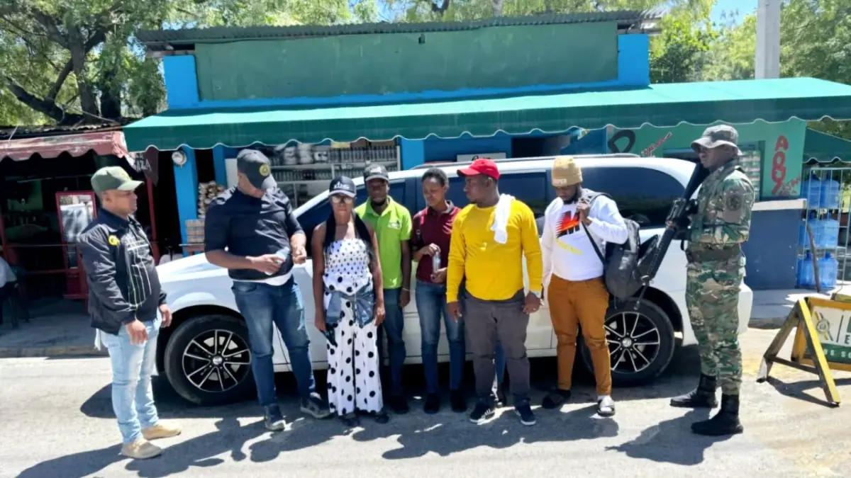 Jeepeta con 19 indocumentados es abandonada durante persecución militar