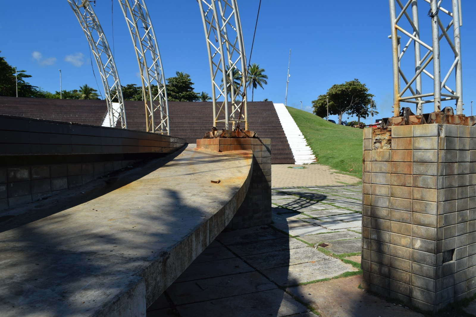 Estructura metálica en parque con césped y escaleras.
