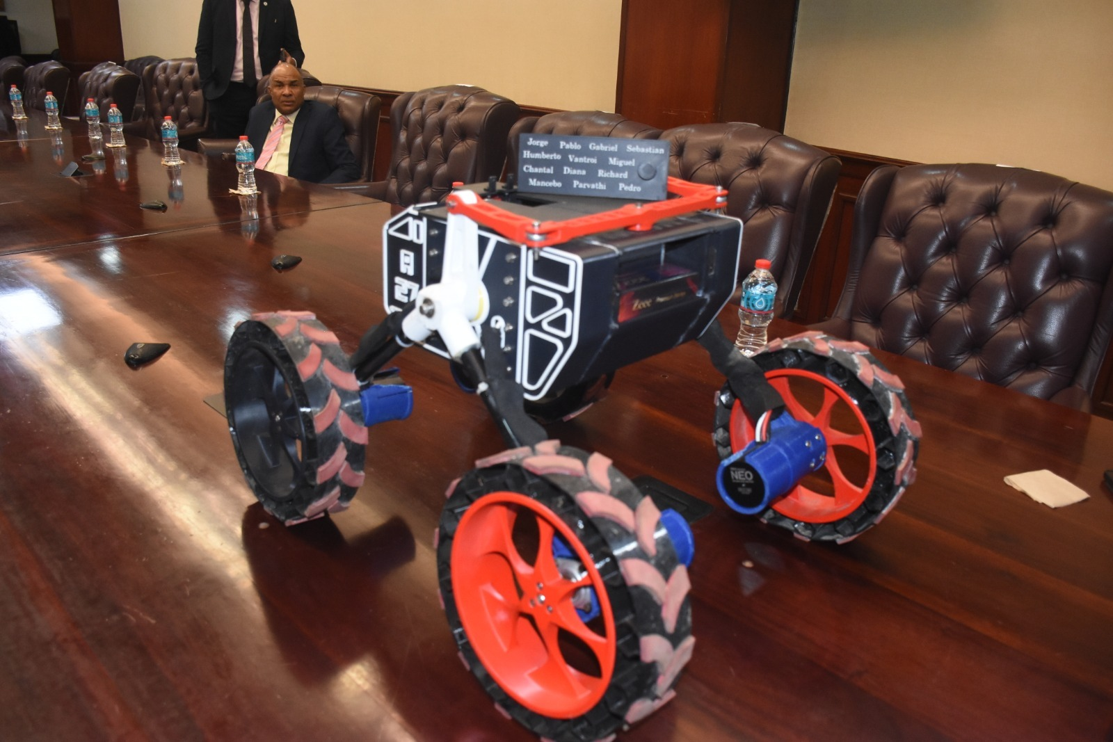 Robot sobre mesa de conferencias