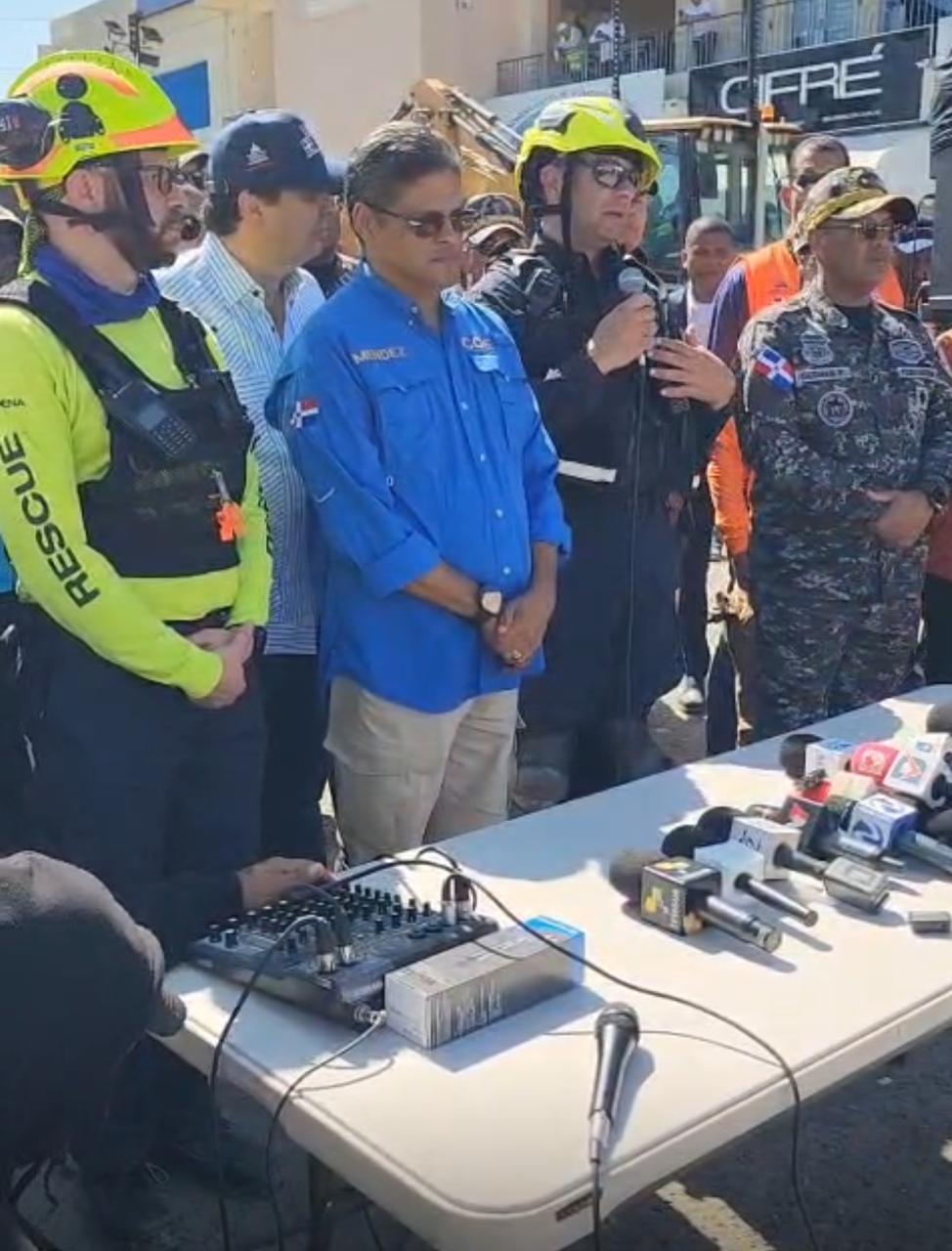 Conferencia de prensa de equipo de rescate en acción.