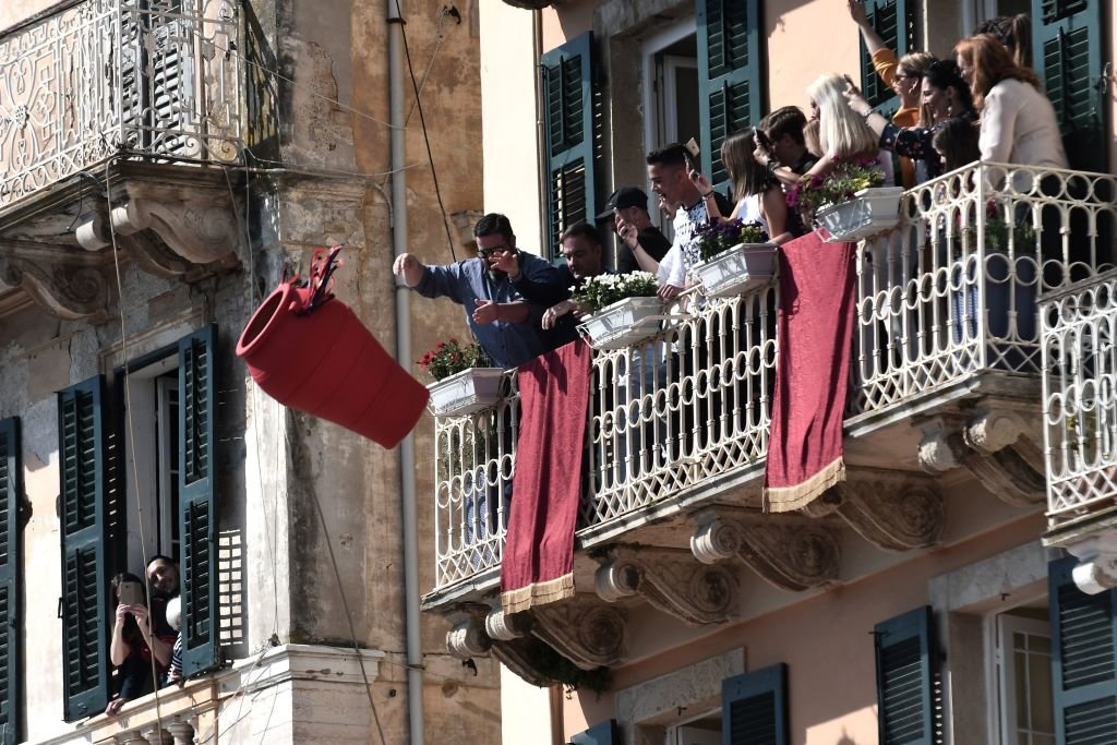 Personas lanzan maceta desde balcón durante festival