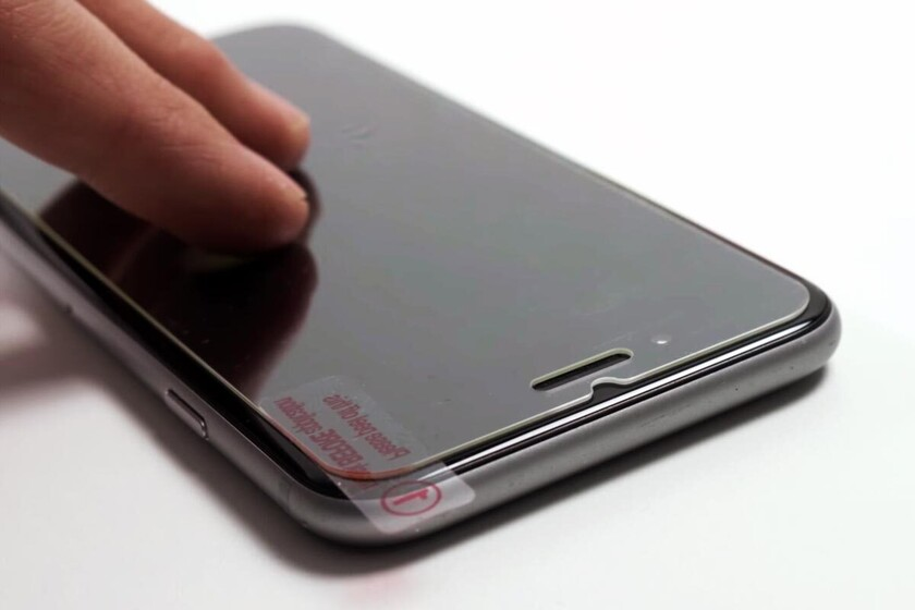 Dedo tocando pantalla de smartphone