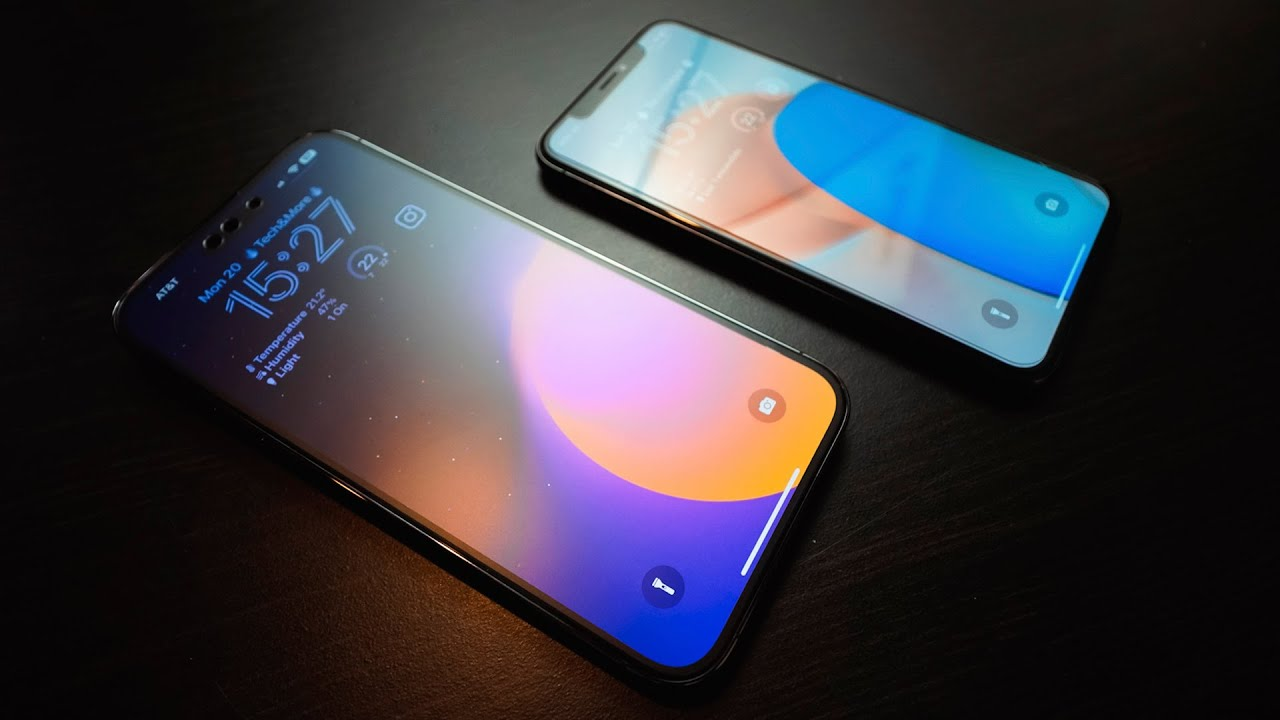 Dos smartphones con pantallas encendidas sobre mesa oscura.