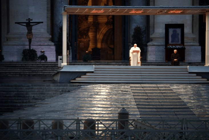 Evento religioso en escalinata de iglesia grande