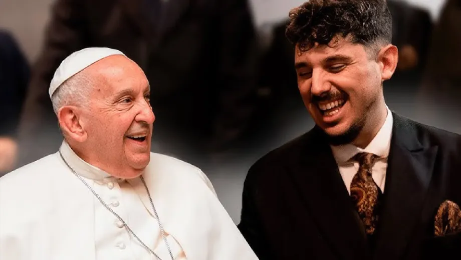 Dos hombres sonríen y conversan cordialmente.