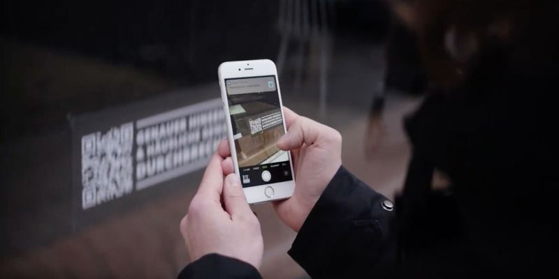 Persona escanea código QR con móvil