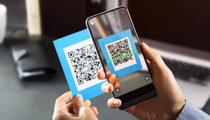 Escaneando código QR con smartphone.