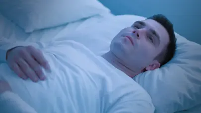 Experto en sueño dice: “quién come mucho duerme poco” y revela claves para un mejor descanso