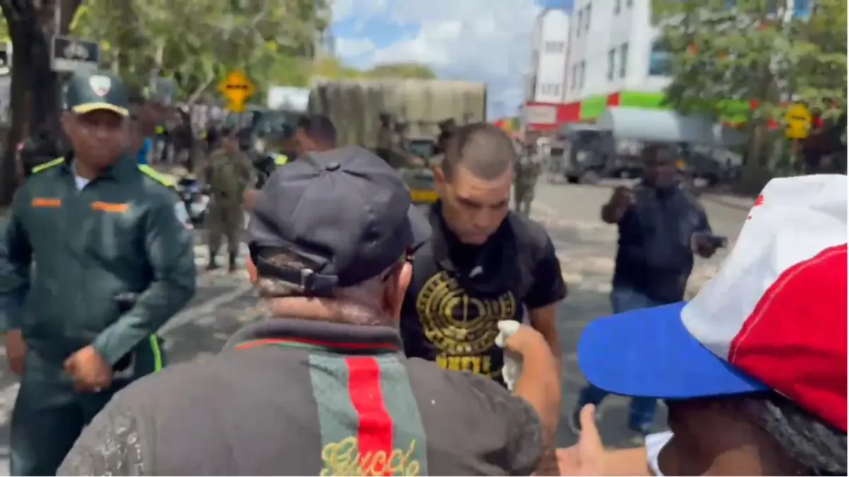 Incidente entre manifestantes de izquierda y derecha en medio de marchas