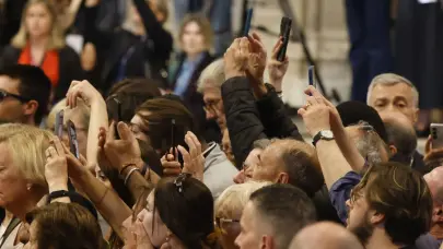 Indignación en el Vaticano por selfies frente al féretro del papa Francisco