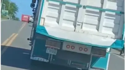 Denuncian camión realizando manejo temerario en la carretera Puerto Plata - Navarrete