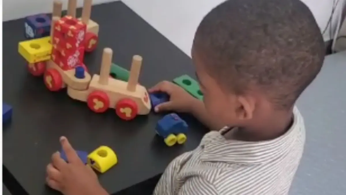 Madre lucha para que su hijo escuche por primera vez; solicita ayuda