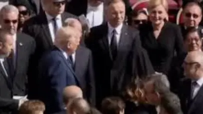 Abinader y Trump se saludan durante el funeral del Papa Francisco