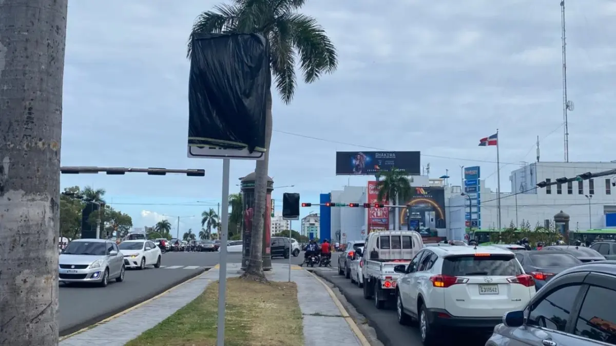 Señalizaciónes viales aún cubiertas en polígono central