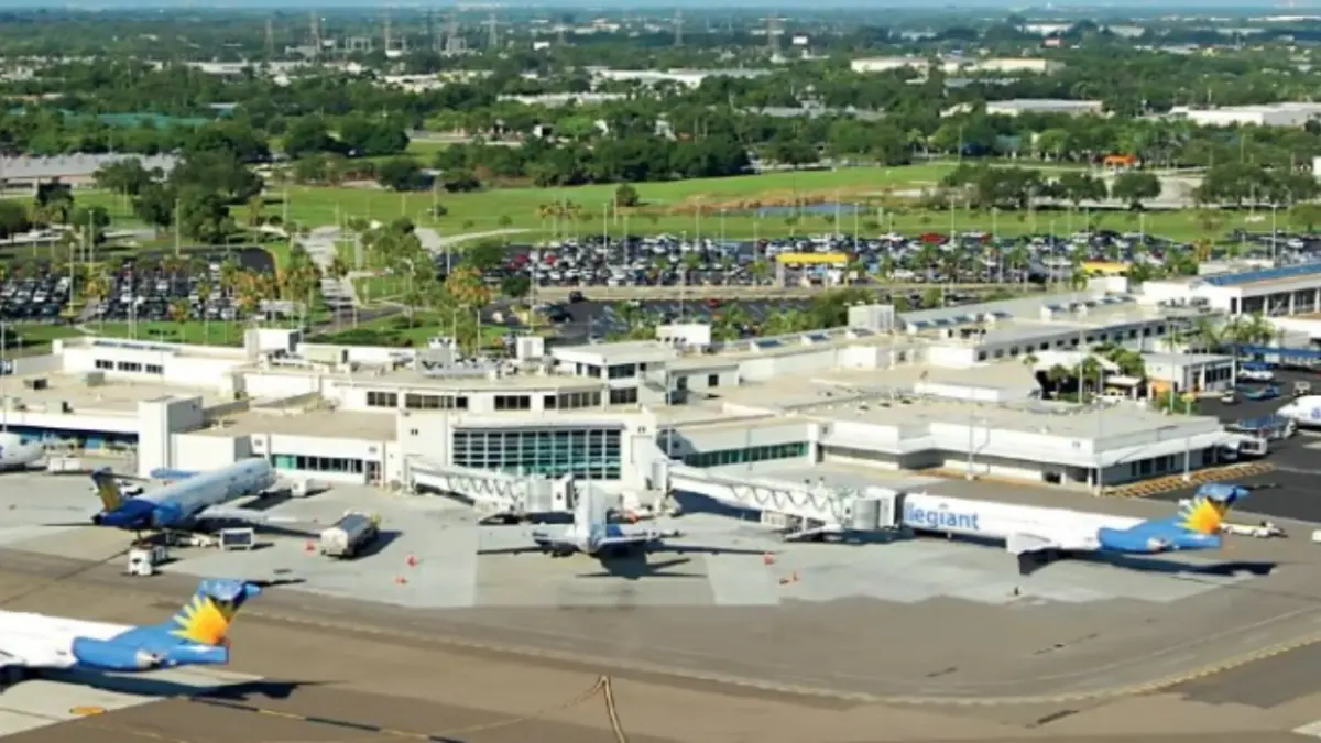 Evacúan avión en Florida tras encontrar una amenaza de bomba en un baño