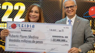 Leidsa premia a enfermera ganadora del loto con 22 millones